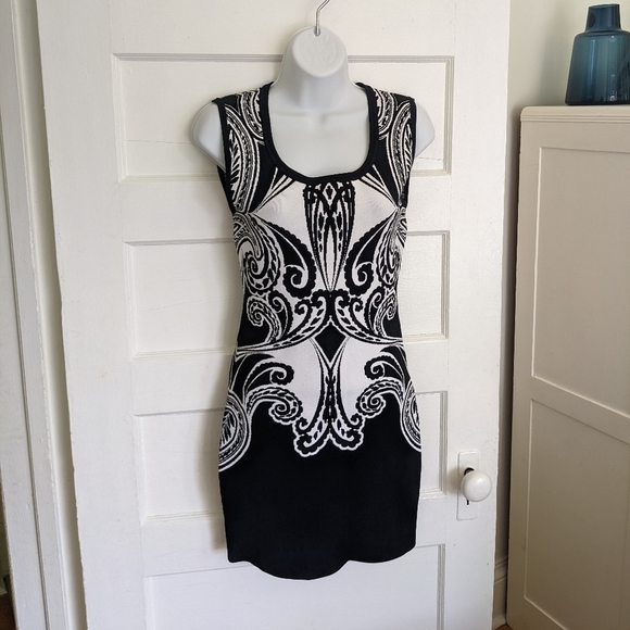 GUESS BLACK AND WHITE "ORNATE" PAISLEY BODYCON MINI-DRESS  SIZE SMALL - Picture 16 of 16